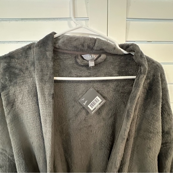 BNEW Ulta Robe - Picture 2 of 3